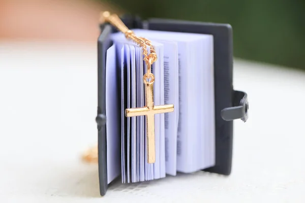 Złoty Chrystus Krzyż Koronki Świętą Biblią Czarna Okładka Europejska Religia — Zdjęcie stockowe