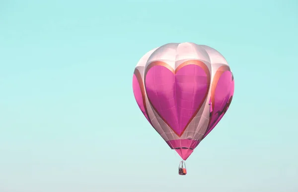 Πολύχρωμο Αερόστατο Ζεστού Αέρα Φωτιά Μπαλόνι Στο Μπλε Του Ουρανού — Φωτογραφία Αρχείου