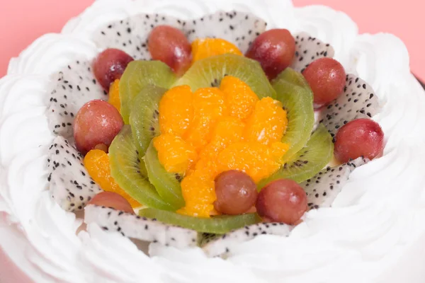 Primo Piano Torta Alla Panna Bianca Con Frutta Fresca — Foto Stock