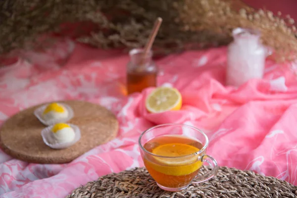 Лимонный Чай Прозрачной Чашке Блюдце Подается Кубиками Сахара Медом Кружке — стоковое фото
