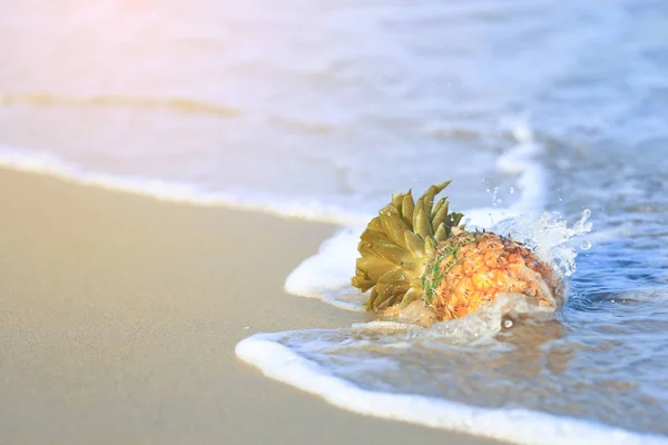 Verse Ananas Zee Tropisch Fruit Zand Golven Het Strand — Stockfoto