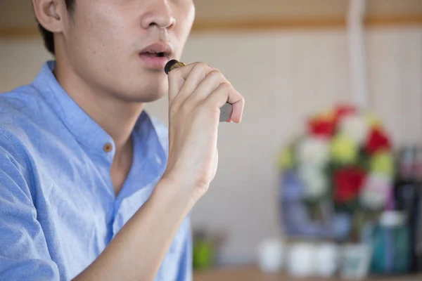Jovem Asiático Vestindo Camiseta Azul Expire Com Fumaça Tabaco Cigarro — Fotografia de Stock