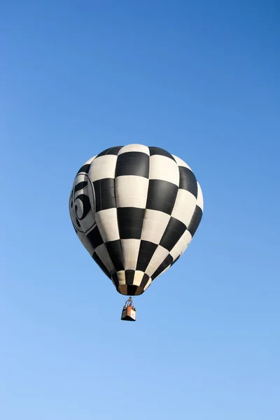Kleurrijke Luchtballon Ballon Van Brand Blauwe Hemel Tijdens Dag — Stockfoto