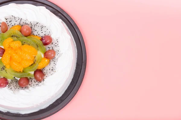 白色奶油蛋糕特写镜头与新鲜的果子 — 图库照片