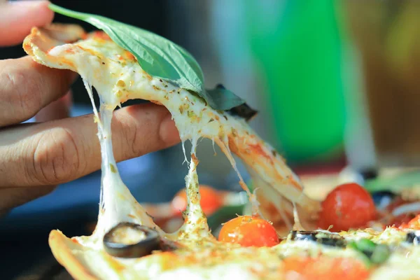 Ançüez, leziz bir pizza, tuzlu balıklı İtalyan yemeği, siyah zeytin, kırmızı vişneli domates, parmesan peyniri ve kekik otu karışımı.