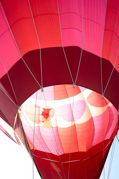 Kleurrijke Luchtballon Ballon Van Brand Blauwe Hemel Tijdens Dag — Stockfoto