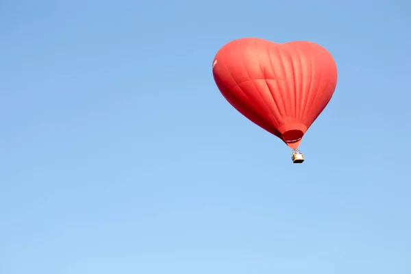 Kolorowy Balon Ogrzane Powietrze Balon Ognia Błękitne Niebo Dzień — Zdjęcie stockowe