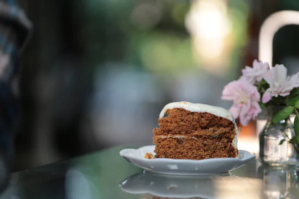 Pièce Gâteau Aux Carottes Avec Chocolat Blanc Crémeux Sur Plaque — Photo