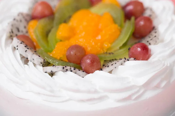 Primer Plano Pastel Crema Blanca Con Frutas Frescas — Foto de Stock