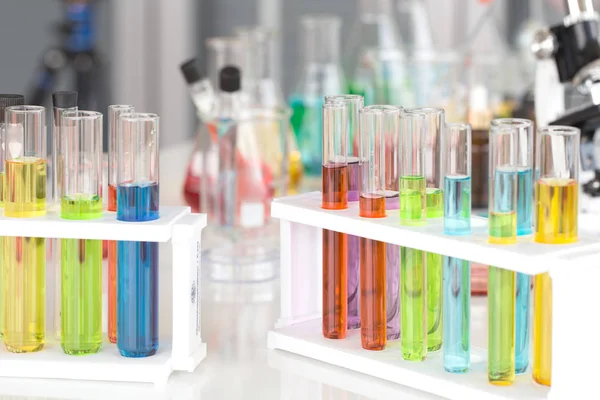 Σωλήνες Χημικών Που Ανάπτυξη Και Φαρμακείο Στο Εργαστήριο — Φωτογραφία Αρχείου