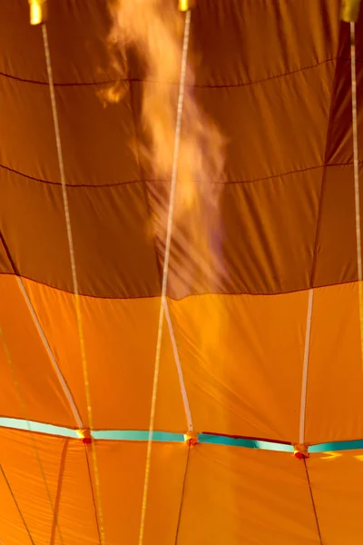 Globo Colorido Aire Caliente Globo Fuego Cielo Azul Durante Día —  Fotos de Stock