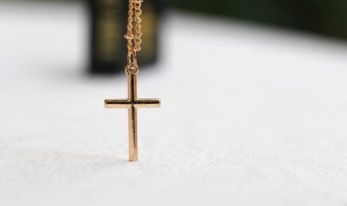 Altın İsa, kutsal İncil 'le dantelli, siyah örtülü. Hristiyan inancı, duası ve umudu için Avrupa dini kavramsal