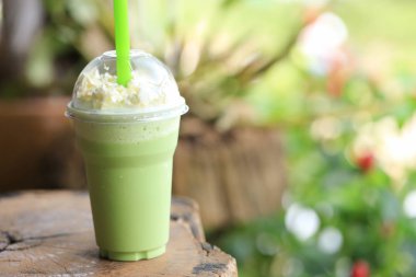 Milkshake ile cam Yakın çekim, bulanık arka plan 