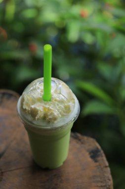 Milkshake ile cam Yakın çekim, bulanık arka plan 