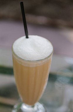 Milkshake ile cam Yakın çekim, bulanık arka plan 