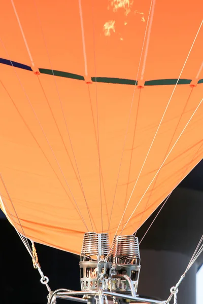 Globo Colorido Aire Caliente Globo Fuego Cielo Azul Durante Día —  Fotos de Stock