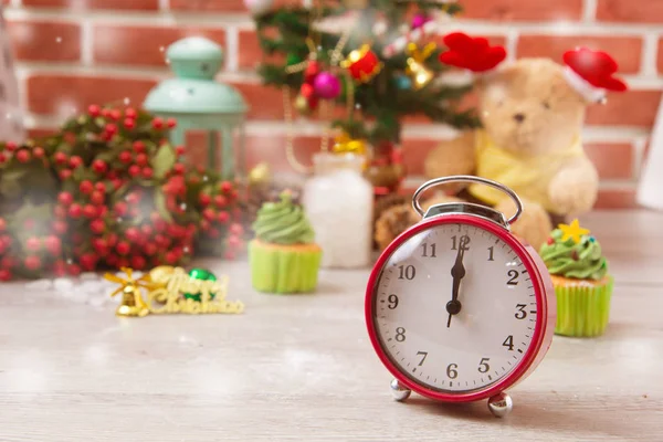 Red Alarm Clock Fingered Pointed Twelve Midnight Countdown New Day — Stock Photo, Image