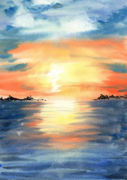 Gün batımı ya da şafak vakti uzak tepe ile okyanusun sakin cilt suyuyla