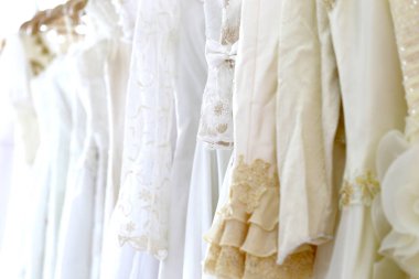 Gelin için gelinlik, düğün ya da düğün için kostüm galerisinde asılacak. Promosyon ya da parti için uzun elbiseli beyaz dantel.