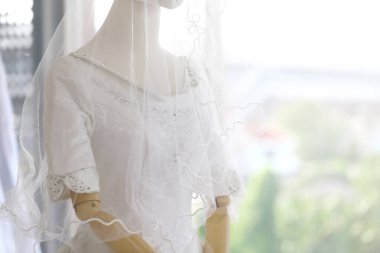 Gelin için gelinlik, düğün ya da düğün için kostüm galerisinde asılacak. Promosyon ya da parti için uzun elbiseli beyaz dantel.