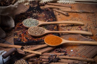 Baharatlı çeşni, kuru tohum ve mutfak malzemeleri için renkli toz ile odun kesici Asya pişirme için bitkisel aroma kuru gıda