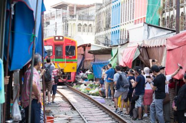 Samutsakorn, Tayland - 11 Kasım 2018: Maeklong demiryolu Pazar, şemsiye ve eski Demiryolu boyunca gölge sarı Tayland Mae Klong istasyonda tren. Tayland görünmeyen hedef
