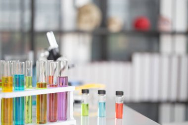 Kimyasal borular laboratuvarda geliştirme ve eczane ayarladı ve camlarda yeşil bokeh var.