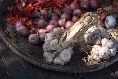 Çiğ ve taze soğanlı sarımsak ve bambu tepside kırmızı baharatlı kuru biber. Yemek pişirmek için baharatlı ve bitkisel malzeme. Asain menüsü için ünlü ve önemli malzemeler