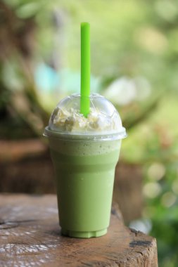 Milkshake ile cam Yakın çekim, bulanık arka plan 