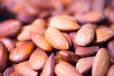 Kavrulmuş badem deseni, yakın plan. 