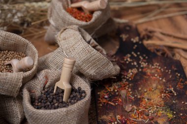 Baharatlı çeşni, kuru tohum ve mutfak malzemeleri için renkli toz ile odun kesici Asya pişirme için bitkisel aroma kuru gıda