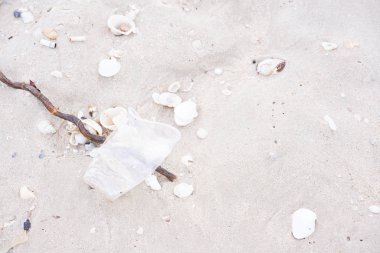 Çöp ya da çöpü kumun üzerine bırakmak. Plaj plastik, cam ve çöp dolu. Konsepte ilişkin atık azaltma 