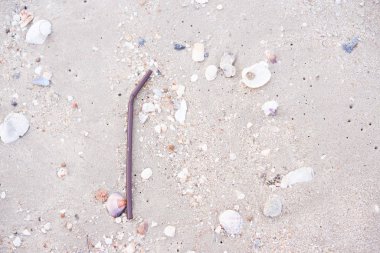 Çöp veya kumüzerinde çöp bıraktı. Plaj plastik, cam, saman, plastik torba ve çöp kirli. kavramı ile ilgili atık azaltma