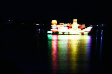 Nong Khai, Tayland - 22 Ekim 2018: Geleneksel kayan yangın tekne Mekong Nehri Wan Ok Phansa gelince ışık lamba ile gece Vassa Tay-Laos gözetilmesi son günü. 