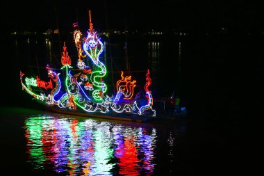 Nong Khai, Tayland - 22 Ekim 2018: Geleneksel kayan yangın tekne Mekong Nehri Wan Ok Phansa gelince ışık lamba ile gece Vassa Tay-Laos gözetilmesi son günü. 