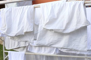 Beyaz battaniyeler ve beyaz havlular iyice yıkanır ve temizlenir sonra da ev ya da bina dışında güneş ışığı ve rüzgarla kurur. Basit yaşamda iyi bir temizlik yöntemi.