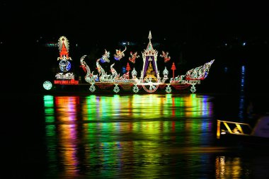 Nong Khai, Tayland - 22 Ekim 2018: Geleneksel kayan yangın tekne Mekong Nehri Wan Ok Phansa gelince ışık lamba ile gece Vassa Tay-Laos gözetilmesi son günü. 