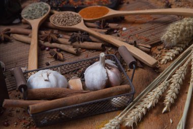 Baharatlı çeşni, kuru tohum ve mutfak malzemeleri için renkli toz ile odun kesici Asya pişirme için bitkisel aroma kuru gıda