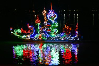 Nong Khai, Tayland - 22 Ekim 2018: Geleneksel kayan yangın tekne Mekong Nehri Wan Ok Phansa gelince ışık lamba ile gece Vassa Tay-Laos gözetilmesi son günü. 