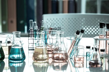 Kimyasal borular laboratuvarda geliştirme ve eczane ayarladı ve camlarda yeşil bokeh var.