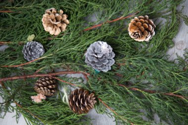 Tereyağlı kek üzerine boncuklu yeşil kremalı pasta Noel ve Aziz Patrick Günü 'ne ve kutlamaya gelince