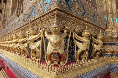 Wat Pra Kaew, Emerald Buddha Tapınağı ve Tayland 'daki Büyük Saray' da geleneksel Tayland altın heykel süslemesi olarak altın kuş. Güneydoğu Asya 'nın ünlü simgesi. 