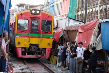 Samutsakorn, Tayland - 11 Kasım 2018: Maeklong demiryolu Pazar, şemsiye ve eski Demiryolu boyunca gölge sarı Tayland Mae Klong istasyonda tren. Tayland görünmeyen hedef