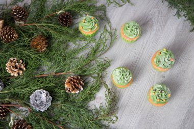 Tereyağlı kek üzerine boncuklu yeşil kremalı pasta Noel ve Aziz Patrick Günü 'ne ve kutlamaya gelince