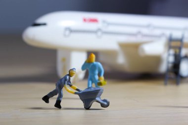 Uçak mühendisi, havaalanı çalışanı, uçakları hazırlayan, tamir eden, pisti tamir eden ve uçağı kontrol eden insanlar. Uçuş konsepti olarak birçok minyatür şirket çalışanı ve işveren figürleri