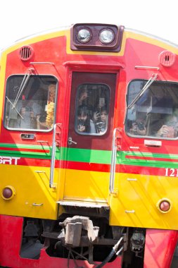 Samutsakorn, Tayland - 11 Kasım 2018: Maeklong demiryolu Pazar, şemsiye ve eski Demiryolu boyunca gölge sarı Tayland Mae Klong istasyonda tren. Tayland görünmeyen hedef