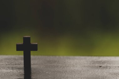 Ahşap İsa, Hristiyan inancı için haç. İsa çarmıha gerilerek öldürüldü. İsa için yaşam ve umut.