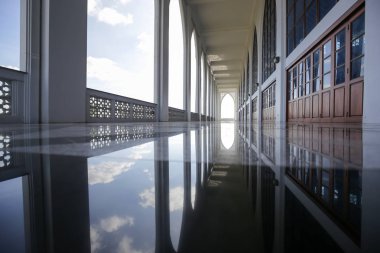 İslam Camii, Müslüman tapınağı. Eski ve güzel mimariyle seyahat eden ünlü geleneksel dinin merkezi. 