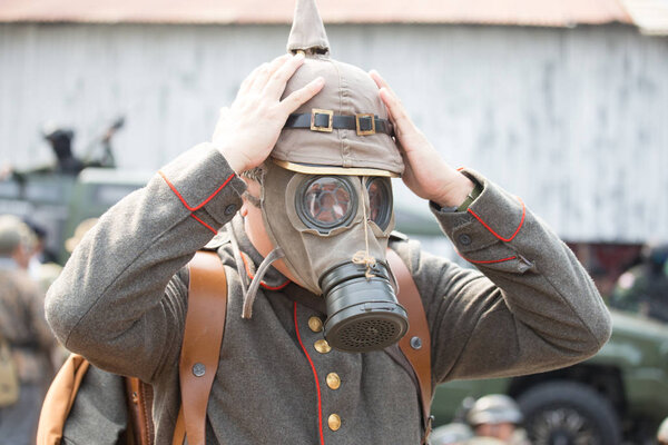 Вторая мировая война, тревожная сцена Entente Powers, или Союзники и союзники. Сцена и оружие во Второй мировой войне. Солдат в противогазе с полной головой