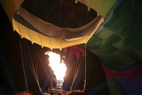 Balona Isı Gaz Eklemek Gece Gökyüzünde Uçmasını Sağlamak Için Yanan — Stok fotoğraf